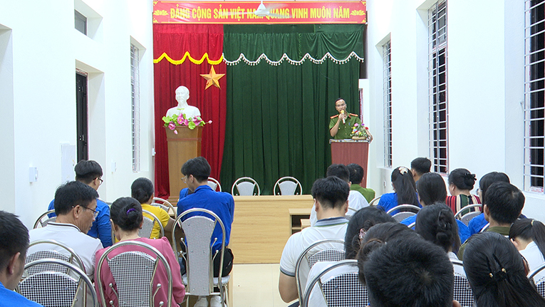 Tổ công nghệ số cộng đồng phường Phù Liễn tổ chức tuyên truyền an ninh mạng và hướng dẫn sử dụng dịch vụ công trực tuyến